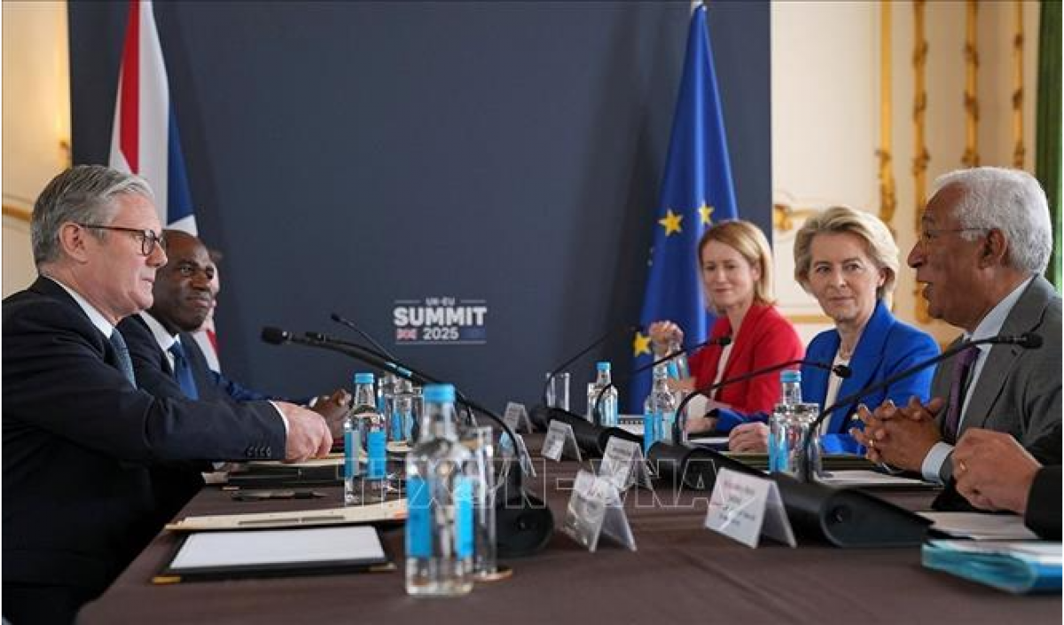 Thủ tướng Anh Keir Starmer trong cuộc gặp thượng đỉnh với Chủ tịch Ủy ban châu Âu (EC) Ursula von der Leyen (thứ 2, phải) và Chủ tịch Hội đồng châu Âu Antonio Costa tại London, ngày 19/5/2025. Ảnh tư liệu: REUTERS/TTXVN
