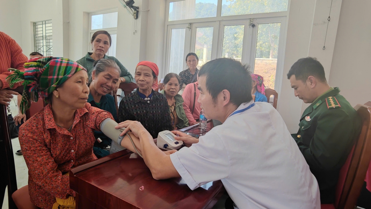 Các suất quà Tết được trao tận tay những gia đình có hoàn cảnh khó khăn ở biên giới.