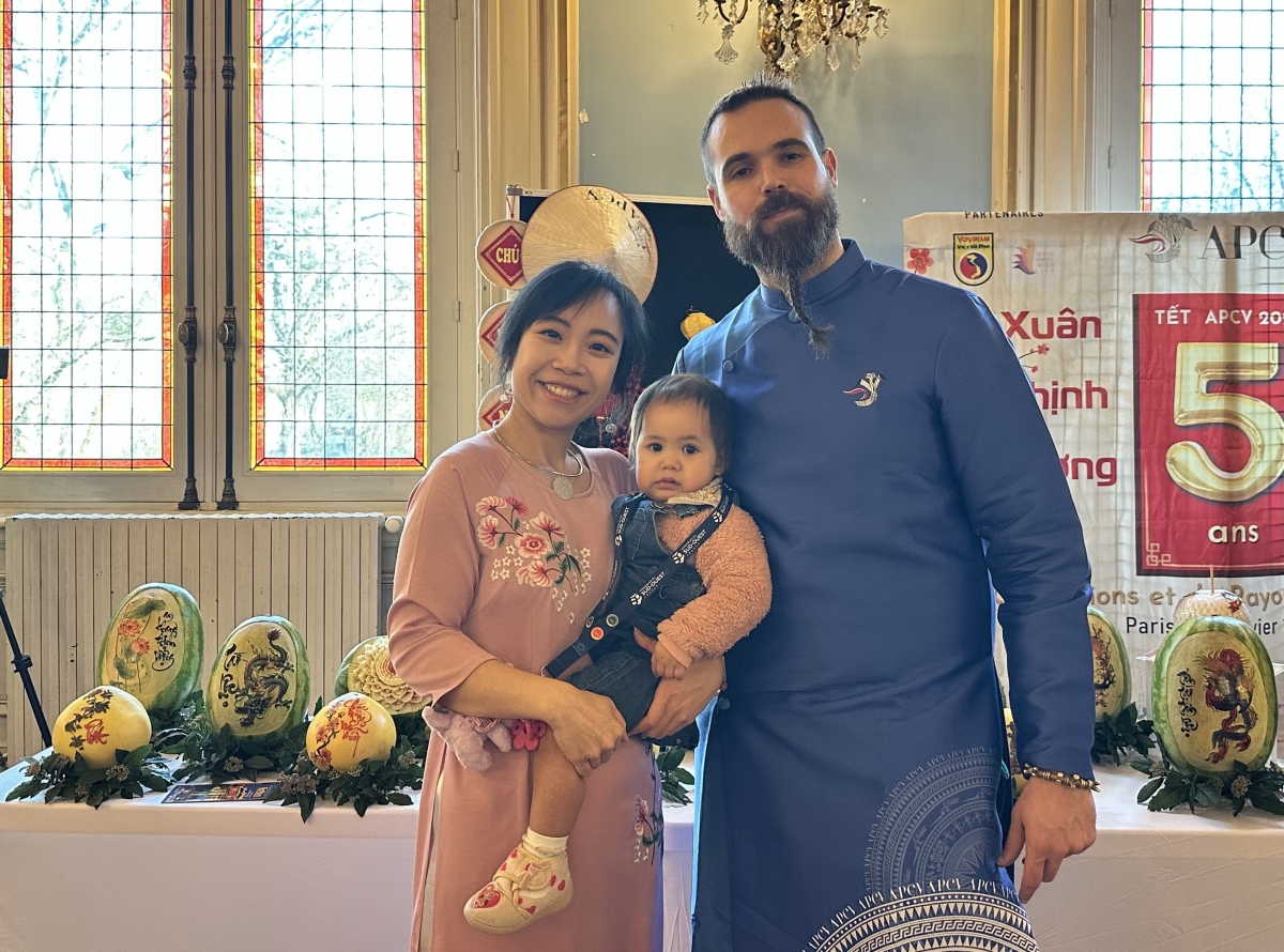 Khác với sự lo toan của vợ, anh Rémy Baraizé - "chàng rể tây" từng có 5 năm sống tại Việt Nam, lại nhìn nhận Tết như một sự khởi đầu kép đầy thú vị