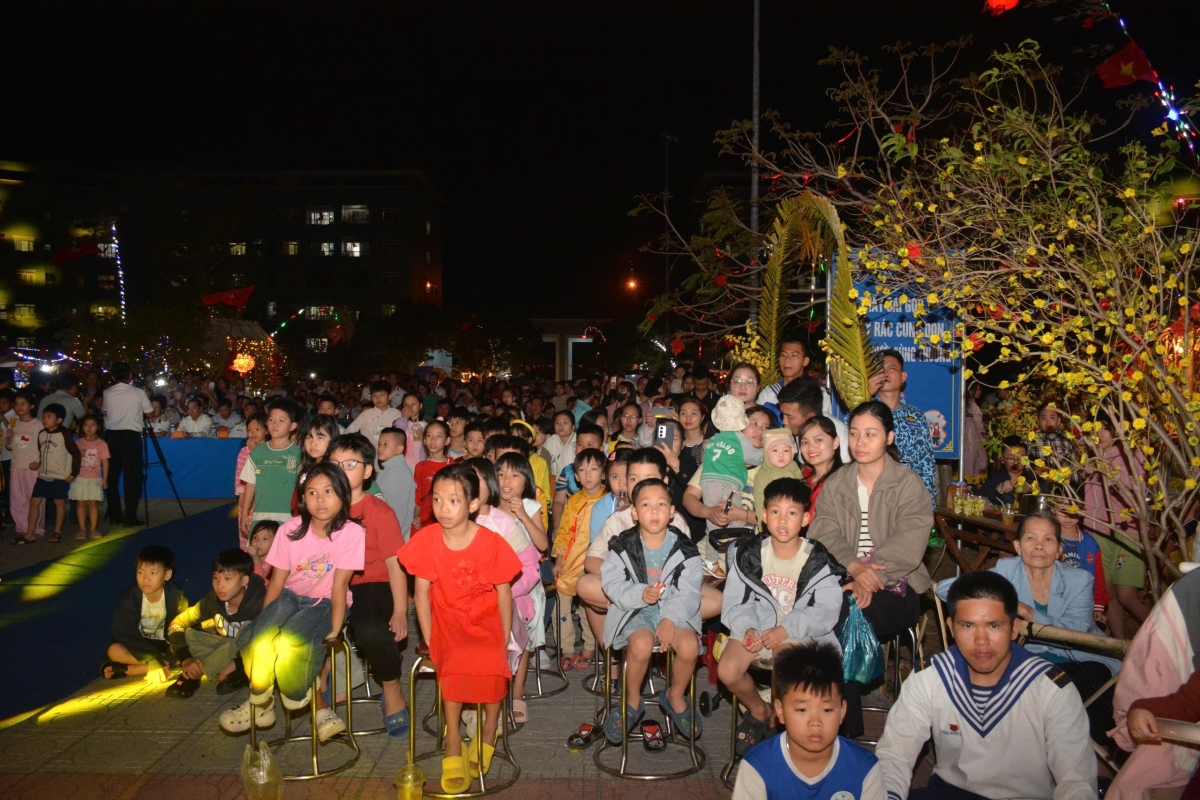 Đông đảo cán bộ, chiến sĩ và nhân dân tham dự chương trình 