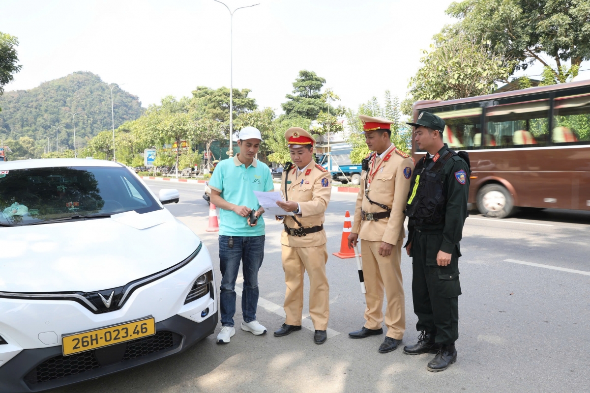 Công an Sơn La nỗ lực kéo giảm TNGT, bảo đảm cho người dân vui xuân, đón tết an toàn, ấm áp, ý nghĩa.
