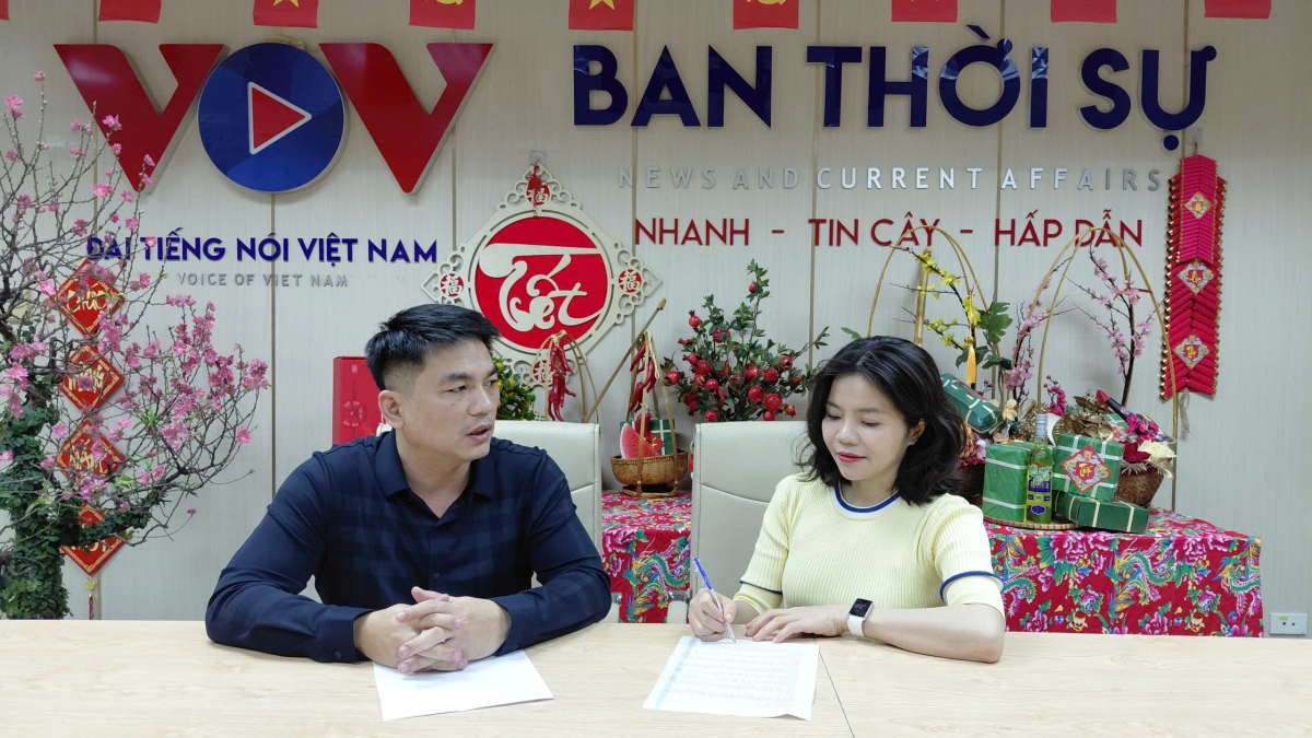 BSCK II Nguyễn Tuấn Đạt và BTV Chương trình.