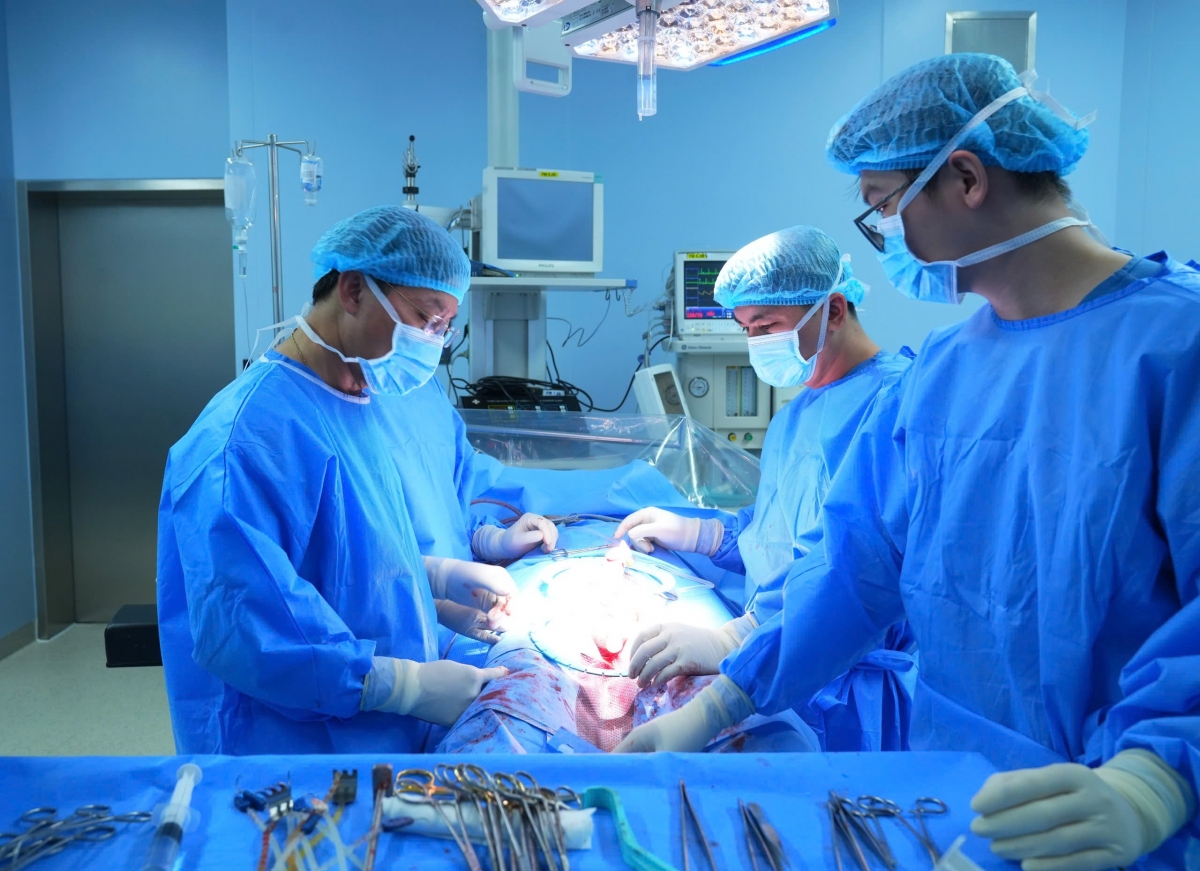 BS Nguyễn Tuấn Đạt và ê kíp phẫu thuật đặt thể hang nhân tạo điều trị rối loạn cương dương cho bệnh nhân