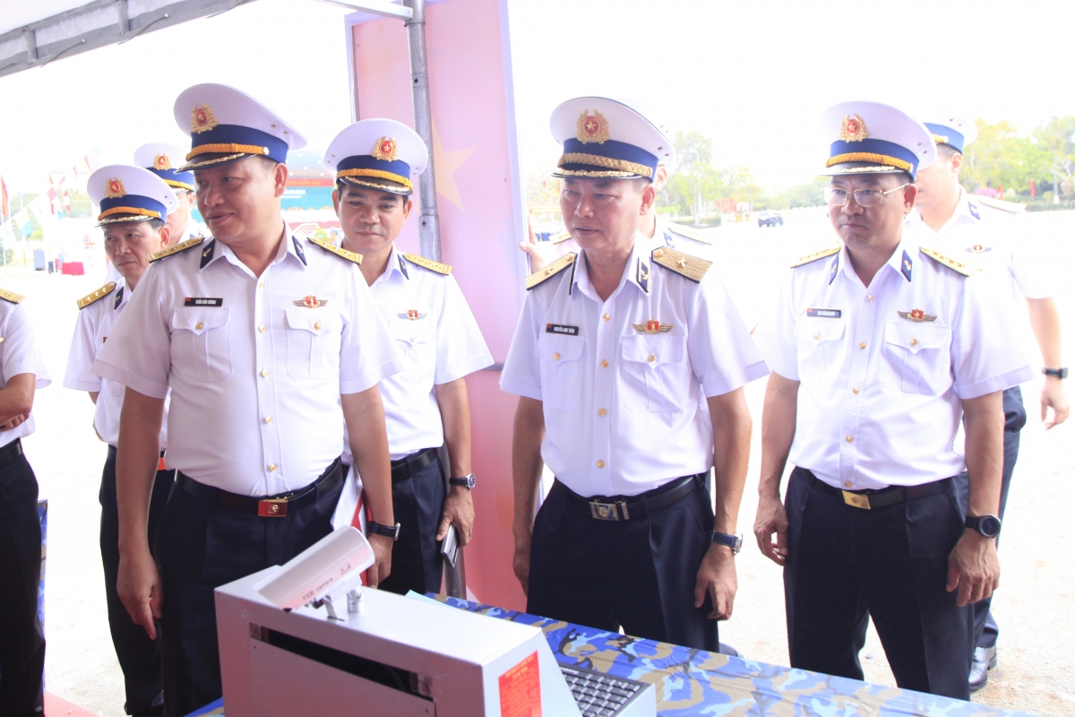 Chuẩn Đô đốc Nguyễn Anh Tuấn kiểm tra không gian trưng bày mô hình học cụ