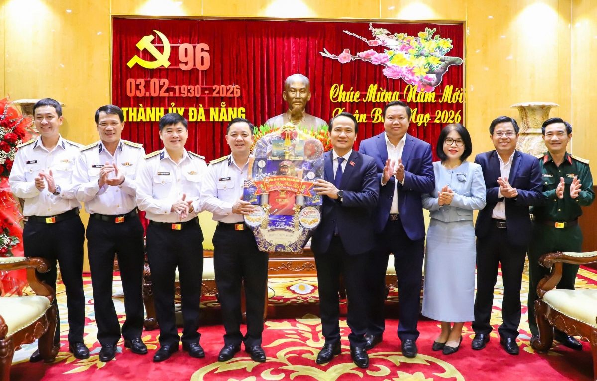 Đoàn công tác do Đại tá Phạm Anh Tuấn, Tư lệnh Vùng 3 Hải quân làm trưởng đoàn đã đến thăm, chúc Tết lãnh đạo thành phố Đà Nẵng