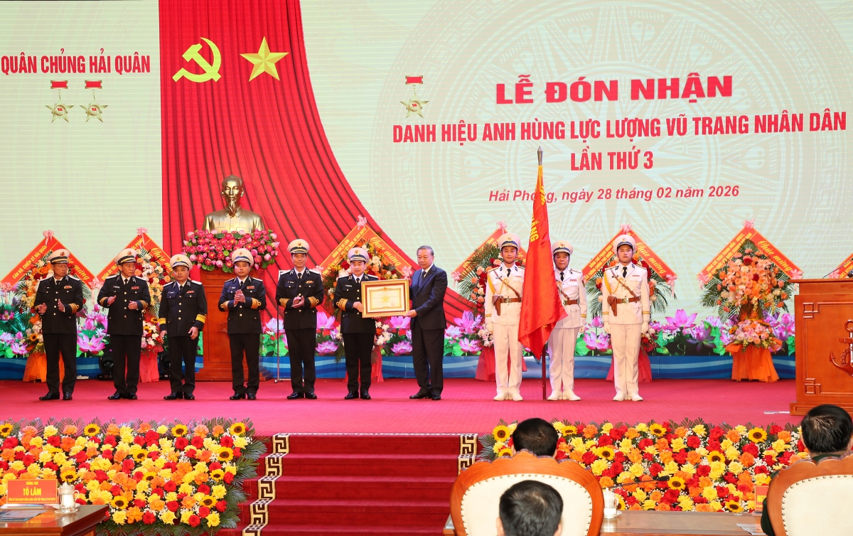 Tổng Bí thư Tô Lâm gắn Huy hiệu danh hiệu AHLLVTND lên quân kỳ quyết thắng và trao bằng danh hiệu Anh hùng LLVTND tặng QCHQ