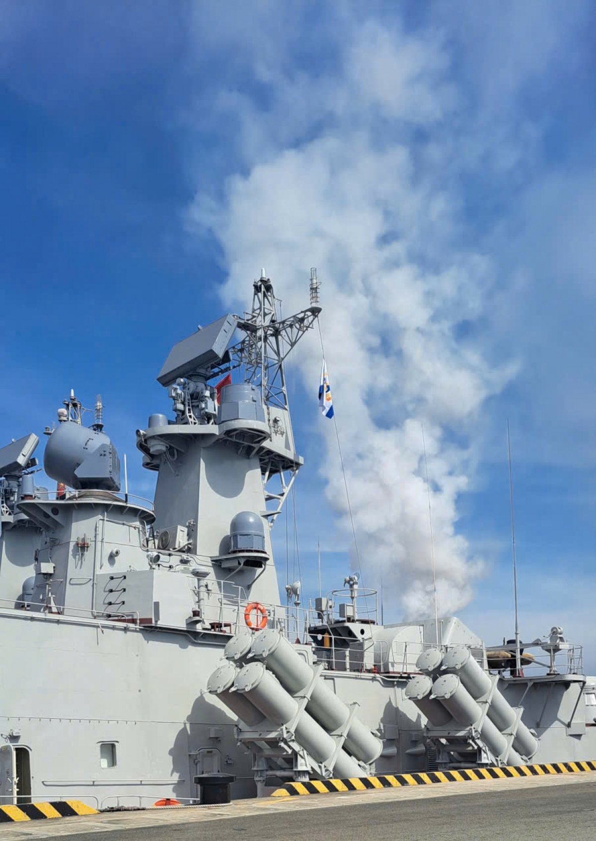 Những cột khói xuất hiện sau khi khởi động máy chính