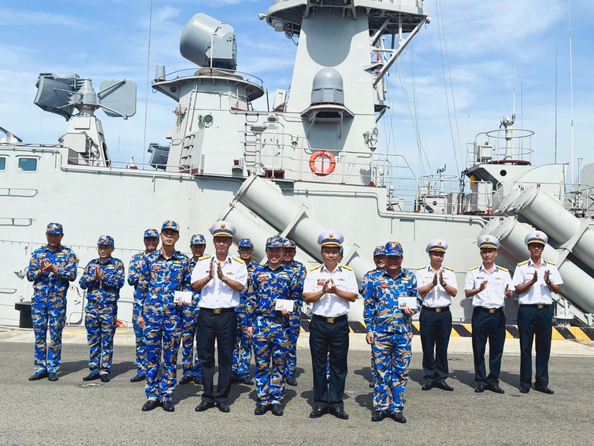  Ban tổ chức hội thi Lữ đoàn 167 trao giải cho các tập thể đạt thành tích cao