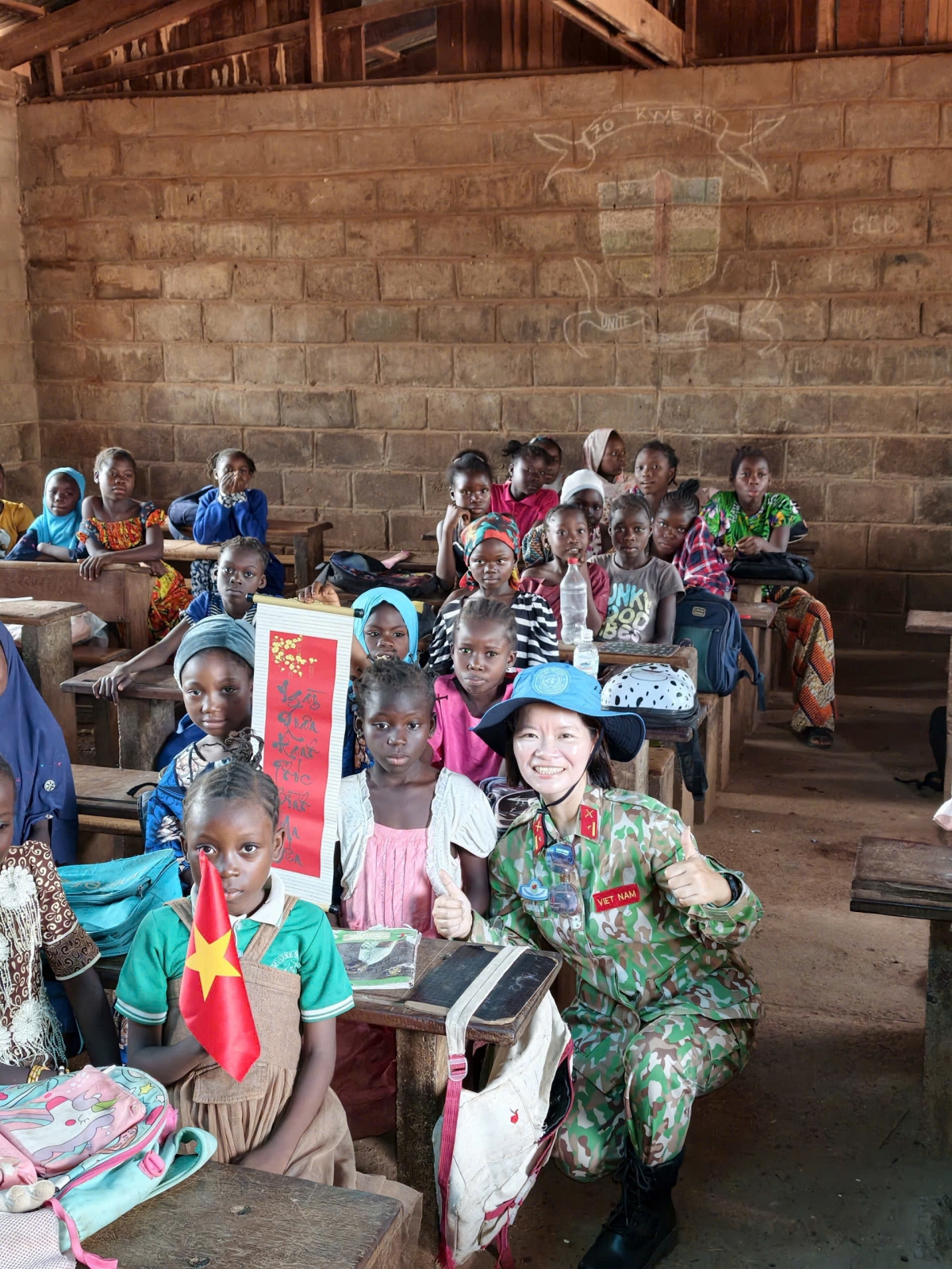 Trung tá Đặng Thu Hà luôn tự hào mang theo lá cờ Việt Nam 