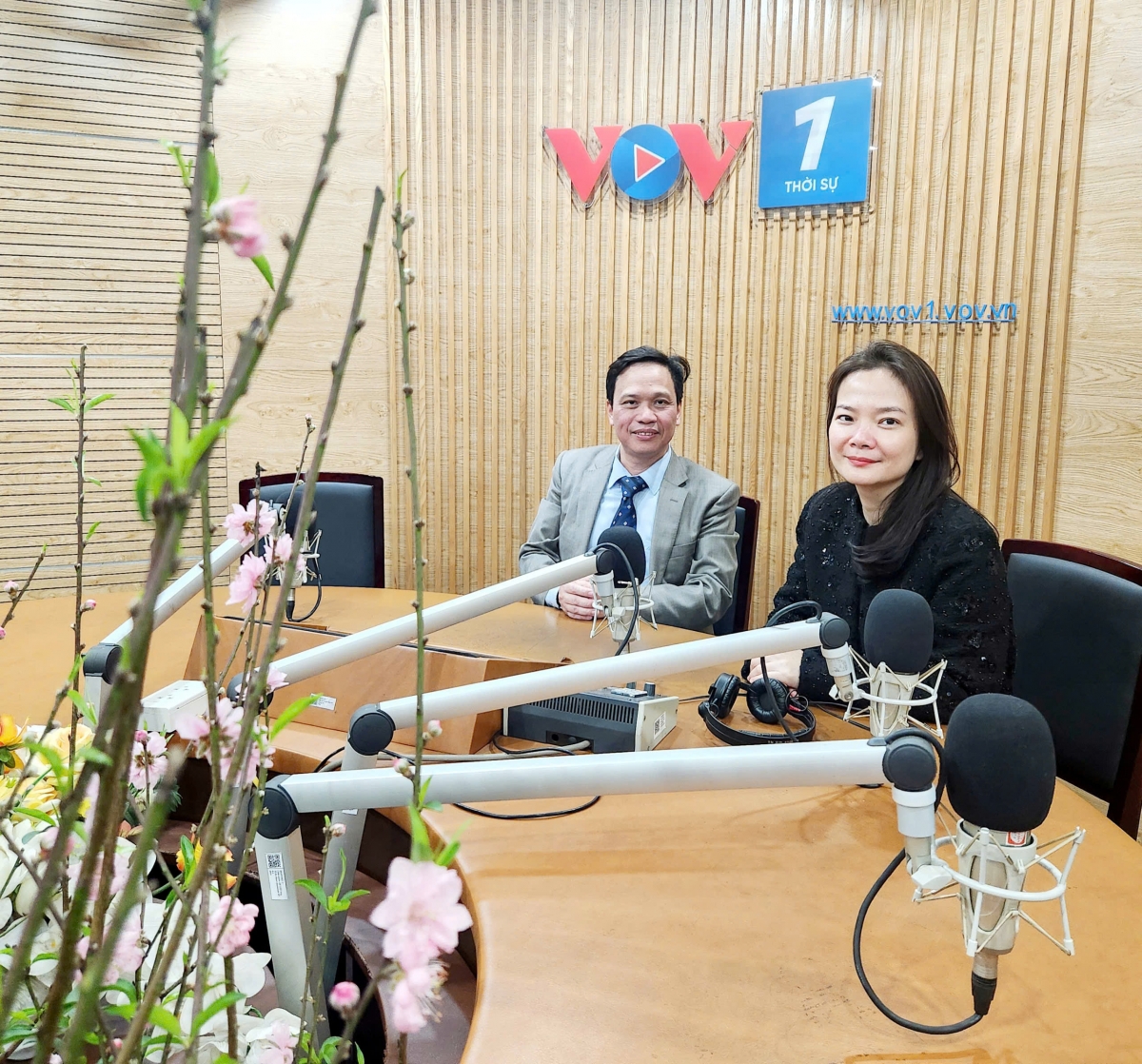 TS Nguyễn Quốc Việt-Chuyên gia nghiên cứu chính sách công Trường Đại học Kinh tế, Đại học Quốc gia Hà Nội                và người dẫn chương trình Thùy Dương