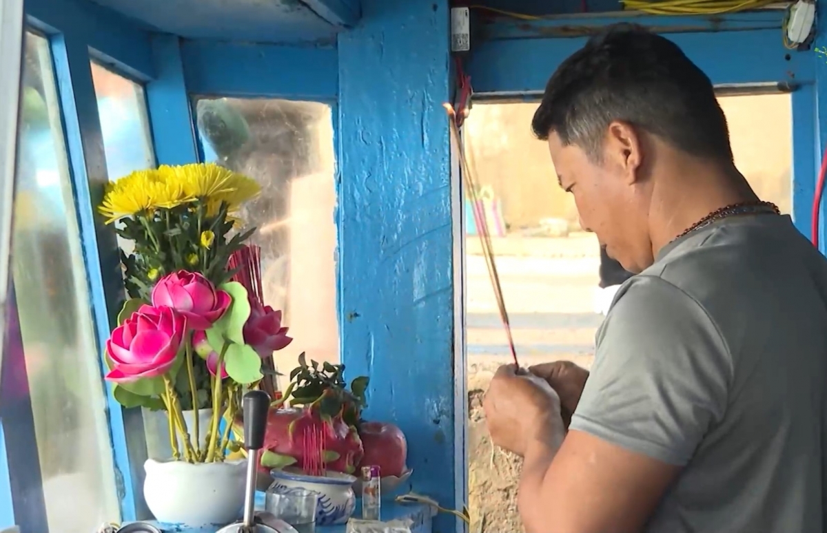 Anh Ngô Văn Tịnh, ngư dân ở phường Hoà Hiệp, tỉnh Đắk Lắk, thực hiện lễ cúng biển trước khi ra khơi đầu Xuân Bính Ngọ.