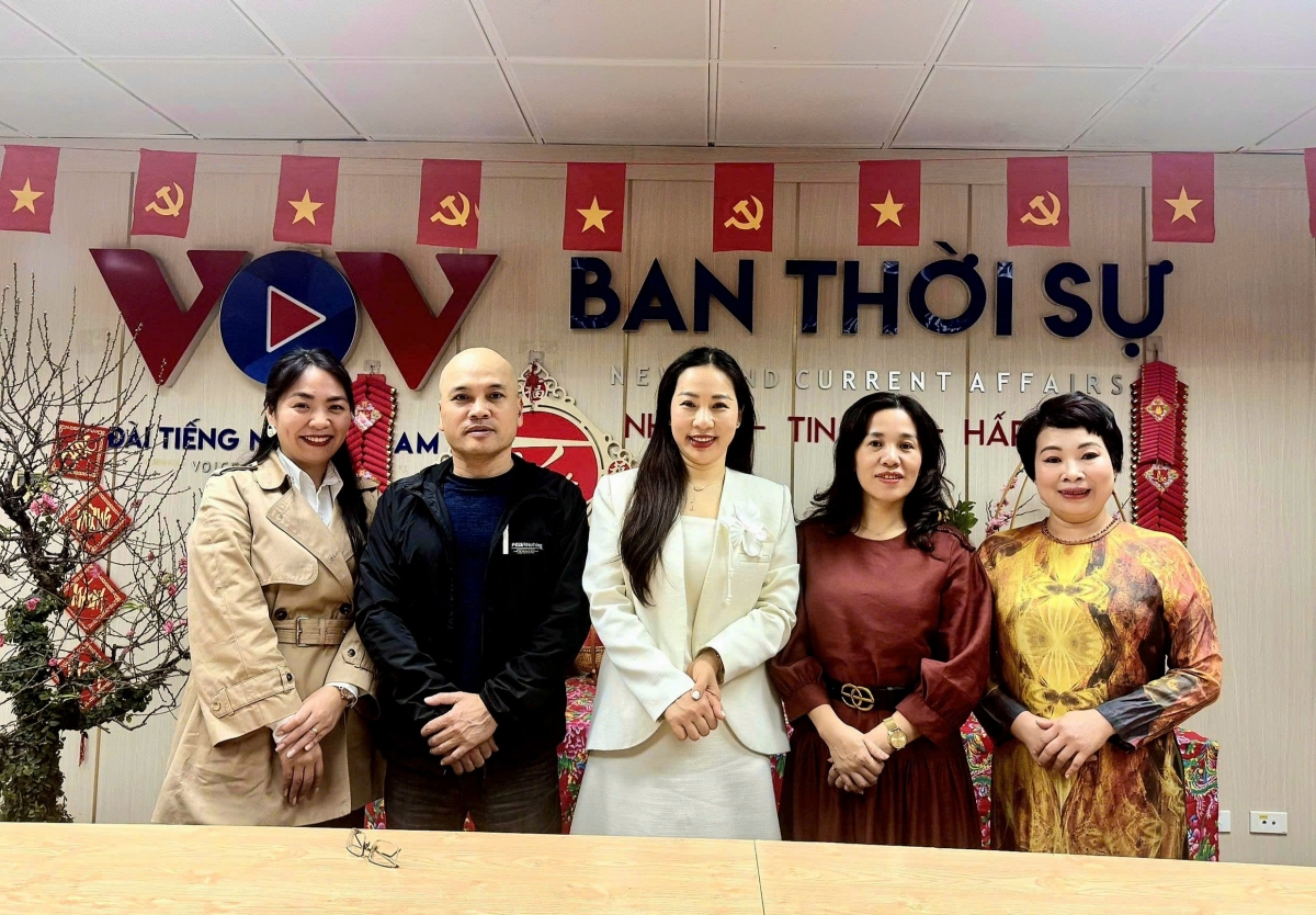Khách mời: Bà Trần Thị Bích Hạnh, Phó Giám đốc Trung tâm Xúc tiến Đầu tư, Thương mại và Du lịch tỉnh Lạng Sơn, người nhiều năm gắn bó với các hoạt động kết nối nông nghiệp, du lịch và sinh kế bền vững cho người dân nông thôn (Đứng giữa)