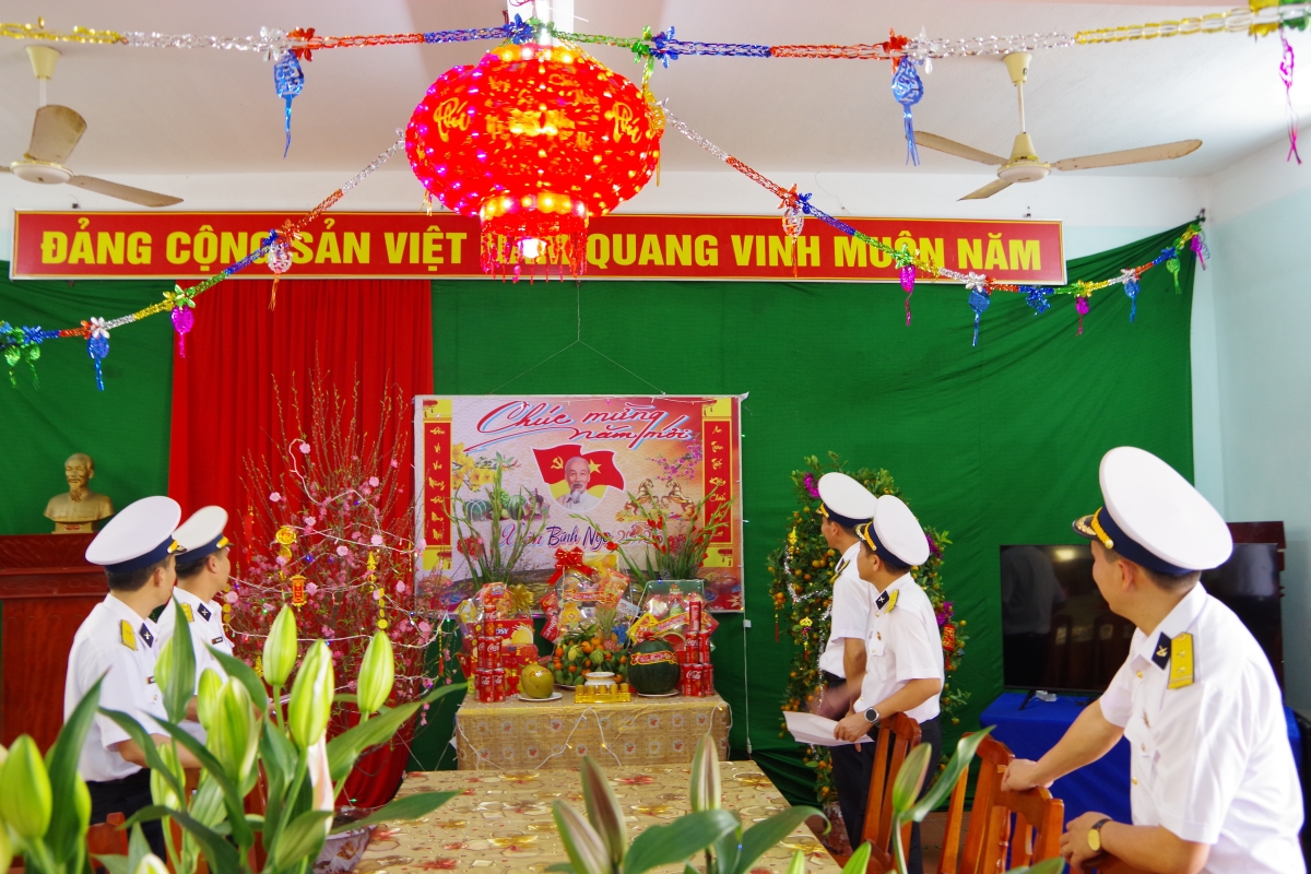 Ban giám khảo chấm thi phòng HC-KT