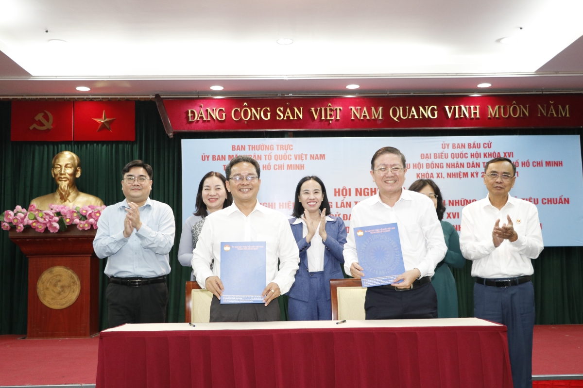 Bàn giao danh sách người đủ tiêu chuẩn ứng cử ĐBQH và HĐND TP.HCM (Ảnh: Ngô Bình).