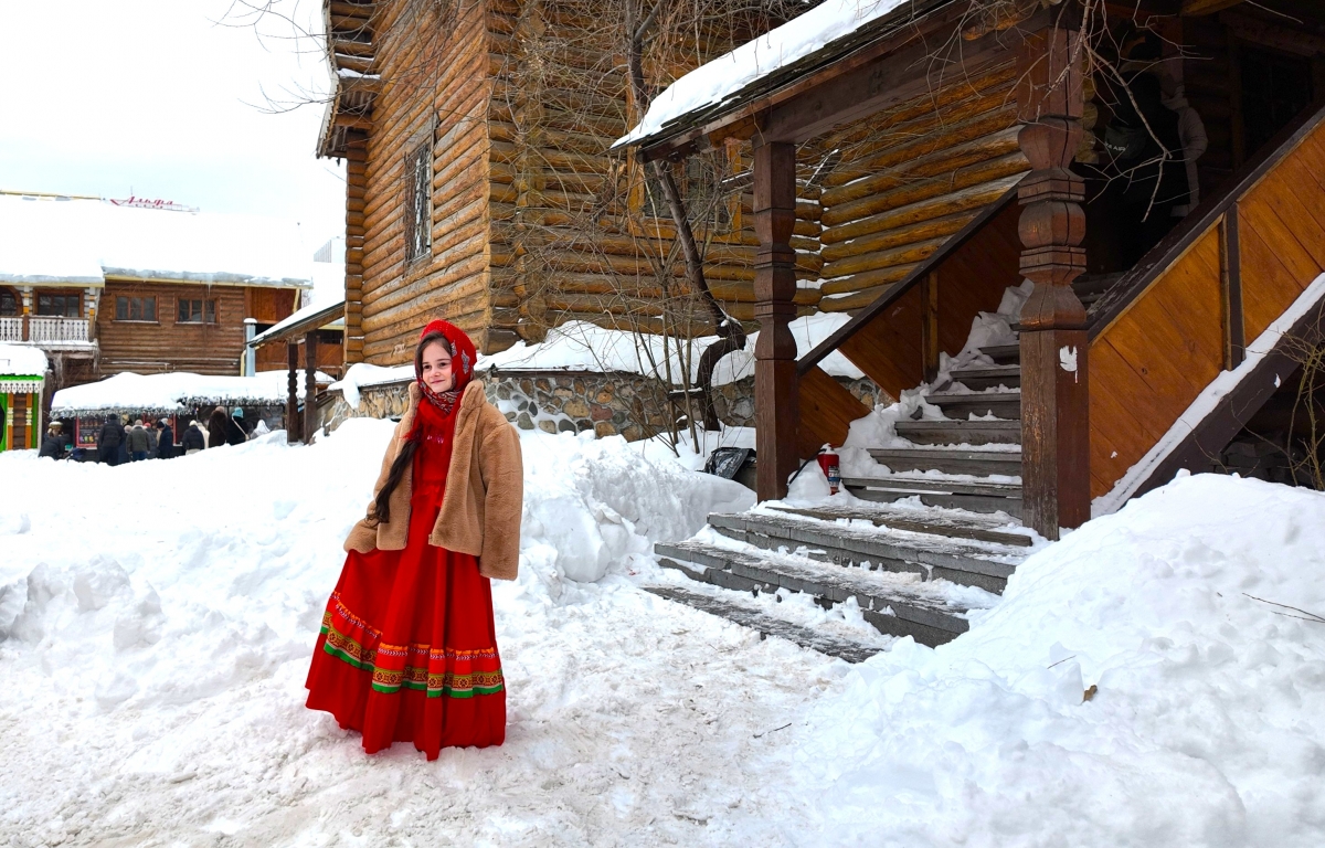 Bé gái trong trang phục truyền thống của Nga.
