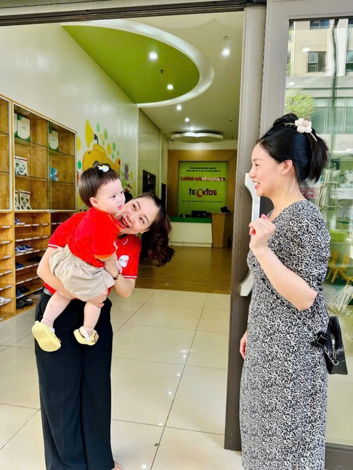 Bé Nhà trẻ 2 tuổi lễ phép chào mẹ