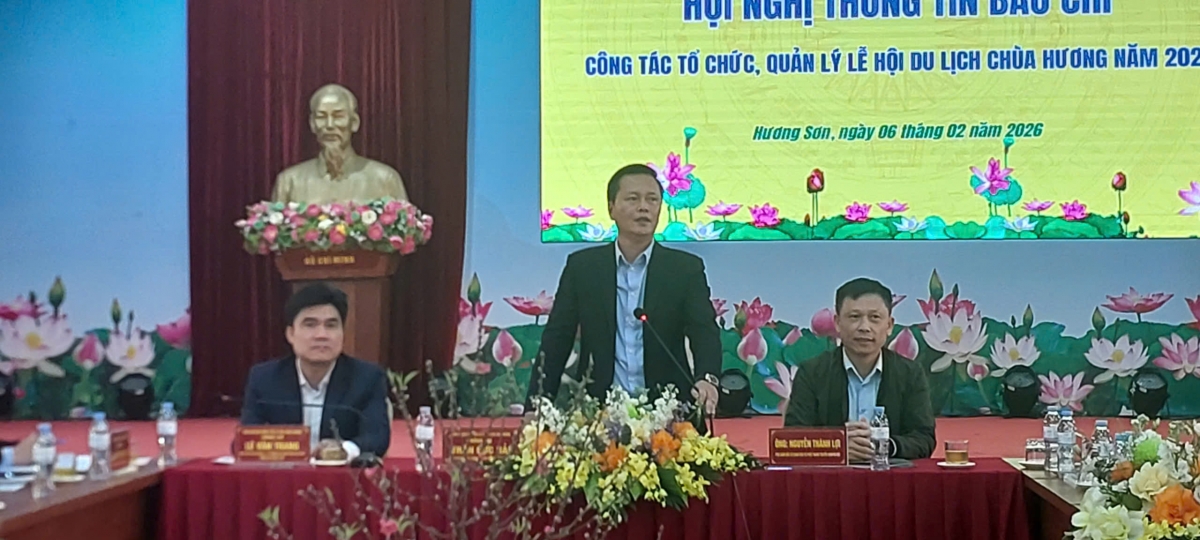 Bí thư Đảng ủy xã Hương Sơn Trần Đức Hải chia sẻ thông tin báo chí về Lễ hội du lịch Chùa Hương 2026