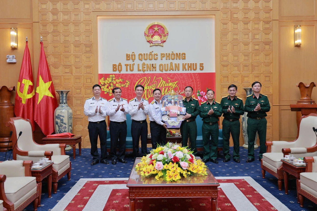 Đoàn công tác do Đại tá Phạm Anh Tuấn, Tư lệnh Vùng 3 Hải quân làm trưởng đoàn đã đến thăm, chúc Tết Bộ Tư lệnh Quân khu 5