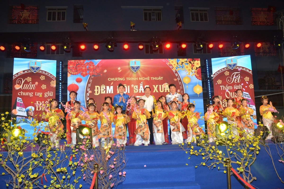 Lãnh đạo các cơ quan, đơn vị lì xì các em thiếu nhi ở Khu đô thị Căn cứ quân sự Cam Ranh.