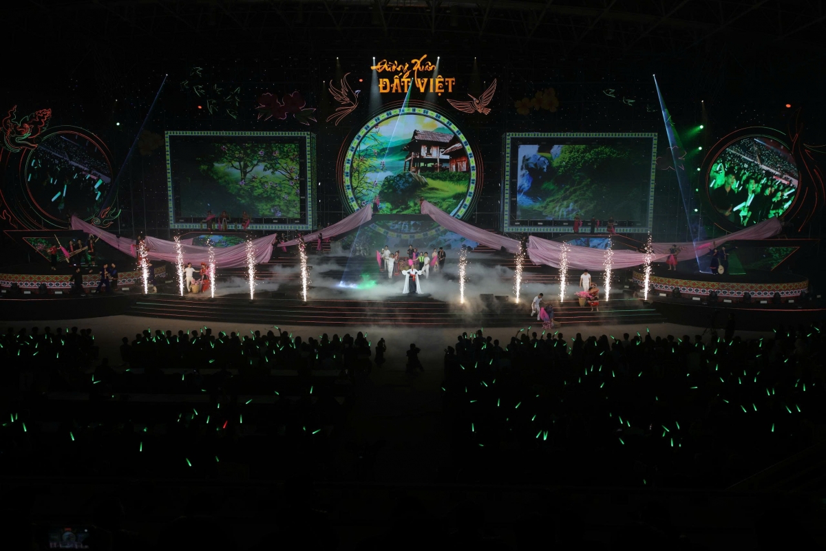 Ca khúc “Mời anh về Tây Bắc” cuốn hút khán giả bởi cách thức dàn dựng công phu, mang đậm sắc màu văn hóa vùng cao