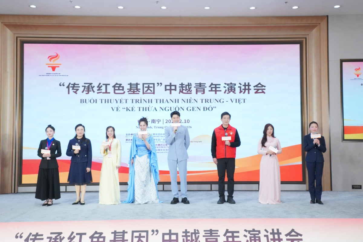 Các đại diện thanh niên hai nước trình bày thuyết trình.