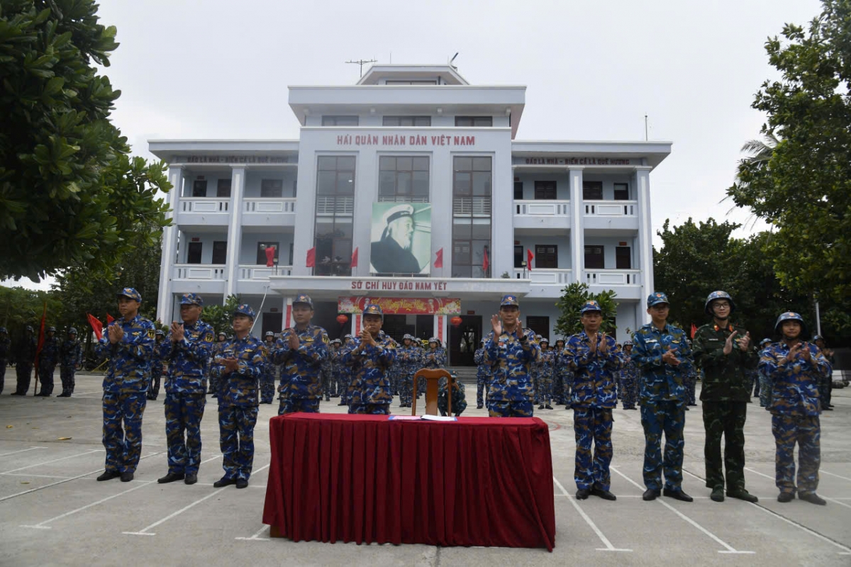 Các đơn vị thể hiện quyết tâm sau khi ký kết thi đua trong Lễ ra quân huấn luyện tại đảo Nam Yết