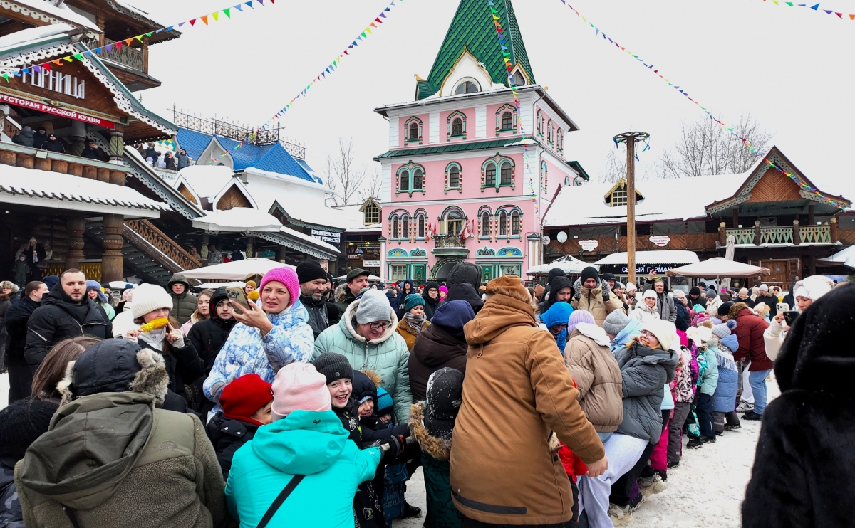 Các hoạt động vui chơi ngoài trời như kéo co thu hút đông đảo người dân tham dự.