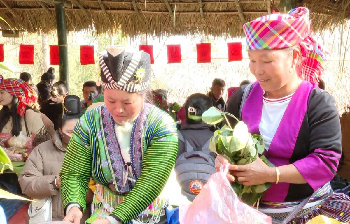 Các mặt hàng thổ cẩm được nhiều chị em ưa thích.