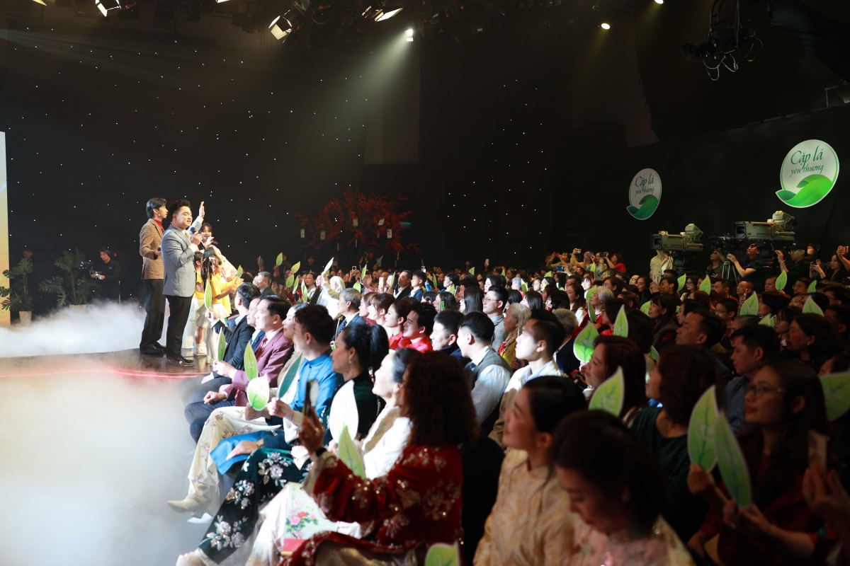 Các nghệ sĩ giao lưu với khán giả trong chương trình