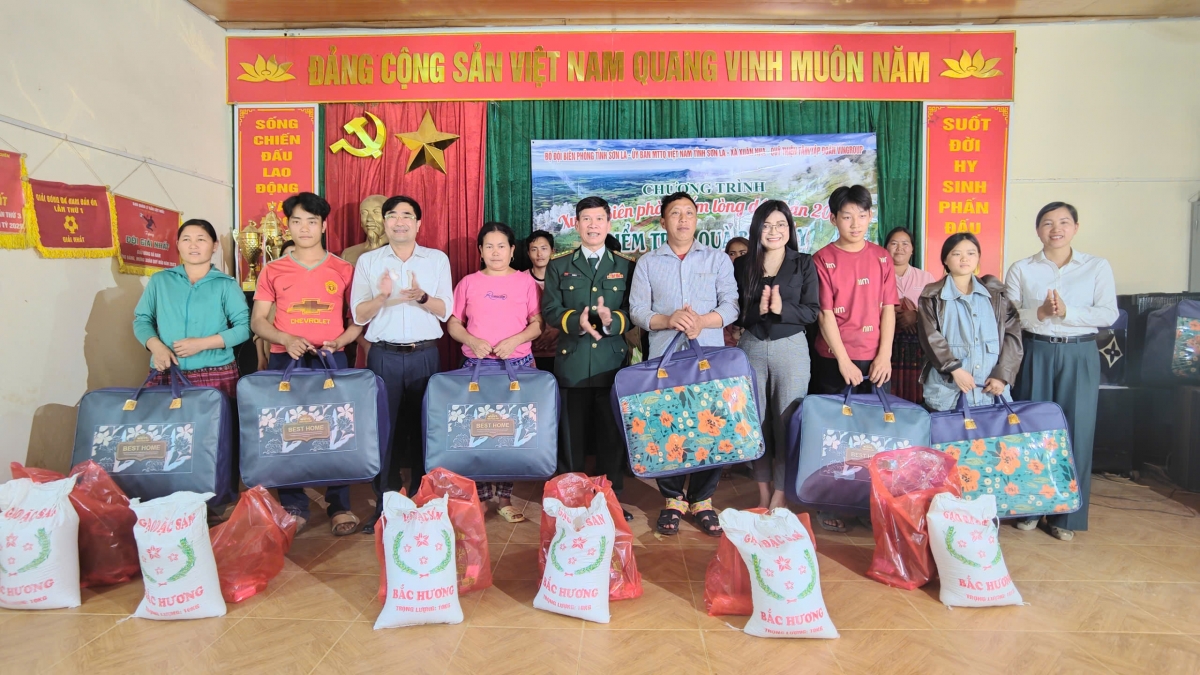 Các suất quà Tết được trao tận tay những gia đình có hoàn cảnh khó khăn ở biên giới.