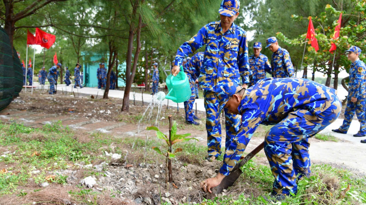 Cán bộ chiến sĩ  đảo Sinh Tồn hưởng ứng Tết trồng cây