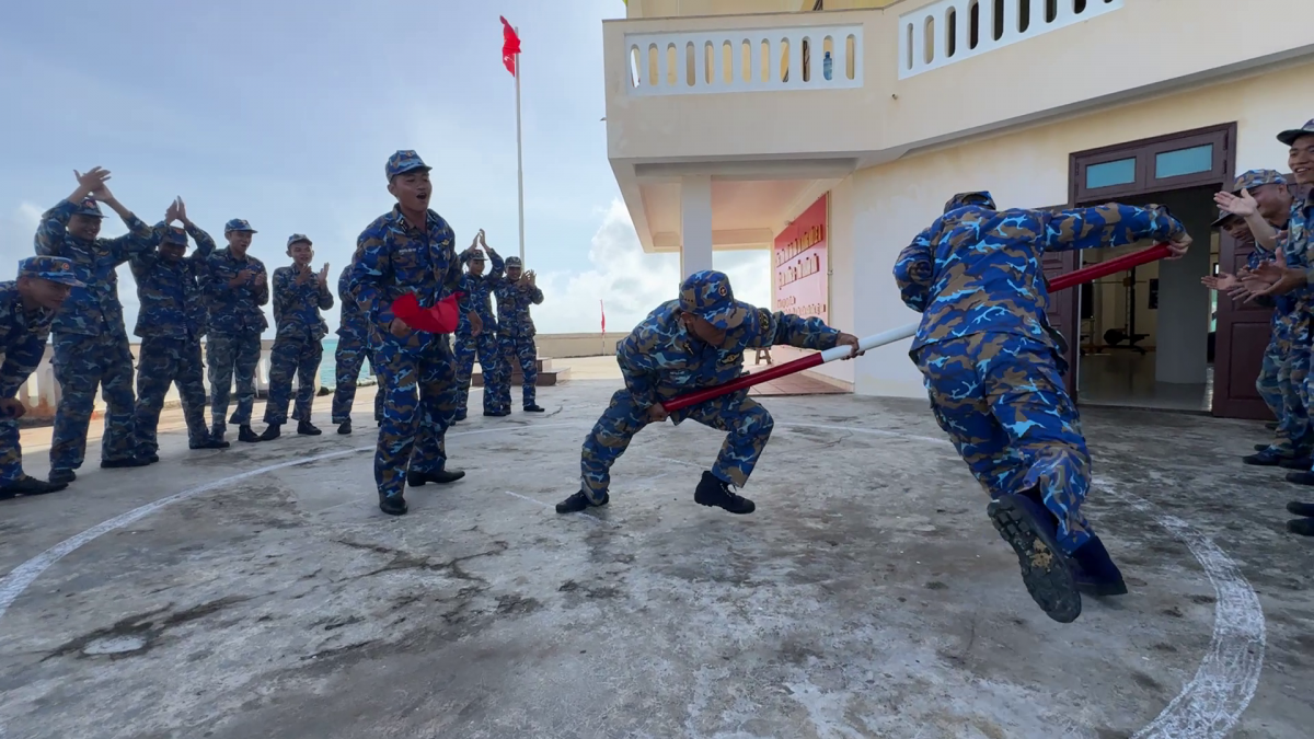 Cán bộ, chiến sĩ đảo Tiên Nữ tham gia trò chơi đẩy gậy