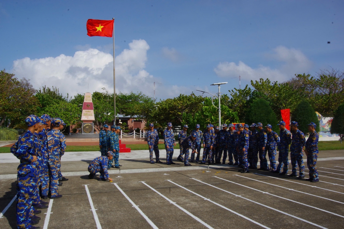 Cán bộ, chiến sĩ đảo Trường Sa tham gia trò chơi ném vòng cổ chai
