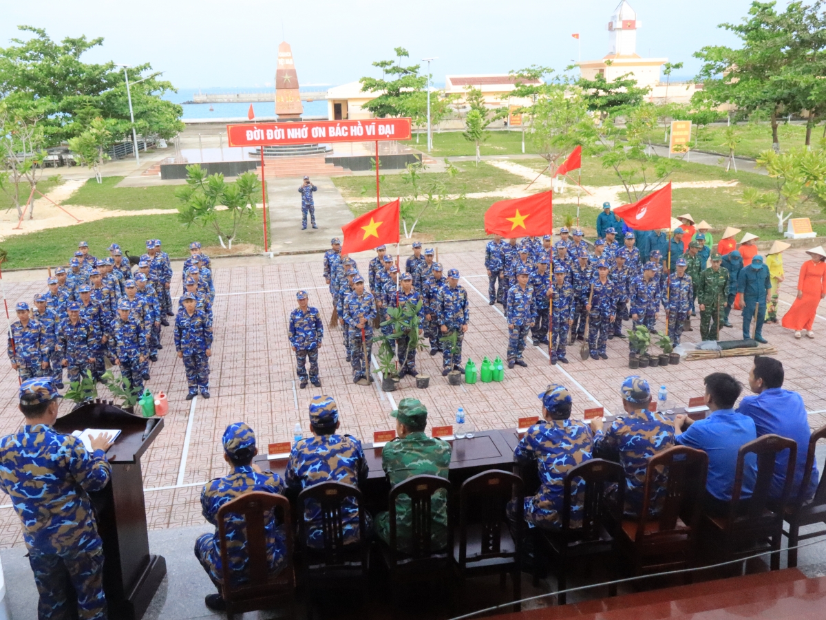 Cán bộ, chiến sĩ nhân dân đảo Đá Tây A, đặc khu Trường Sa phát động Tết trồng cây