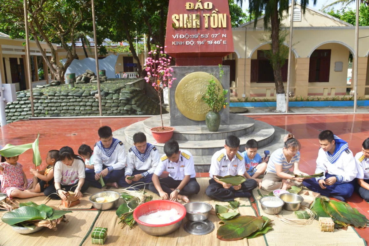 Cán bộ, chiến sĩ nhân dân đảo Sinh Tồn tham gia thi gói bánh chưng xanh
