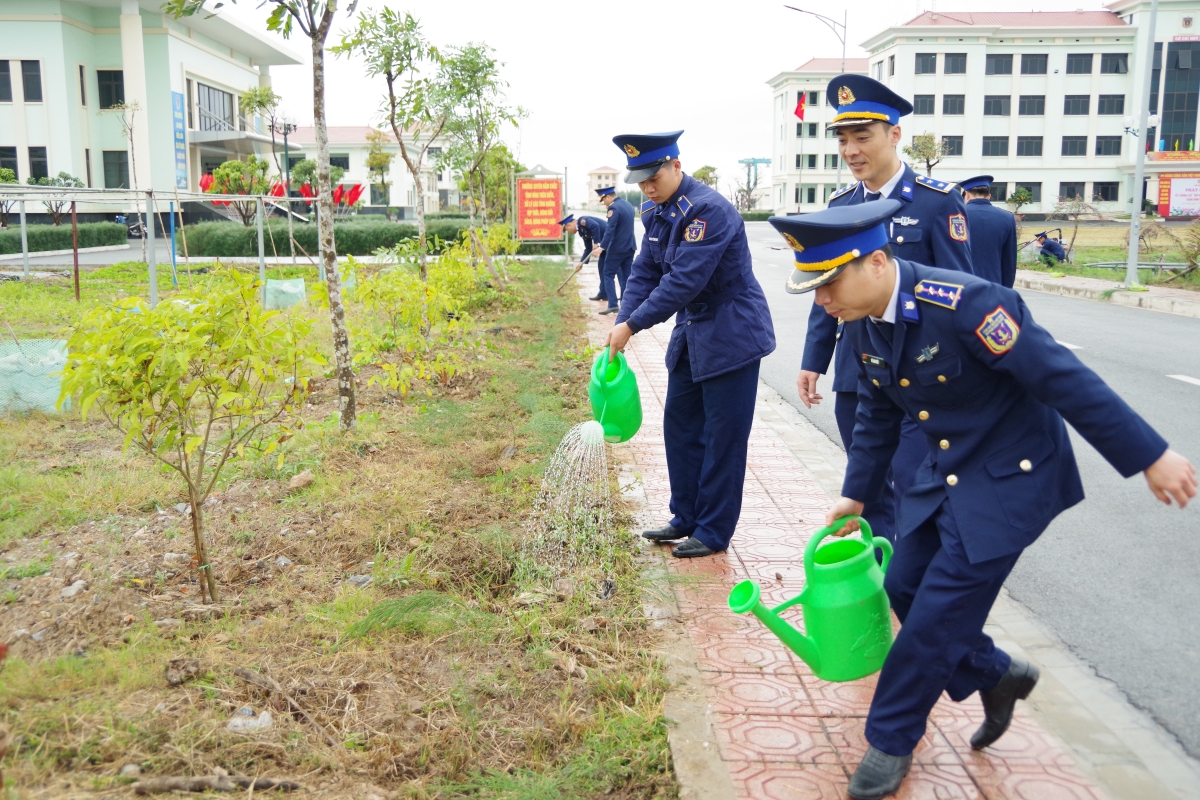 Cán bộ, chiến sỹ ra quân trồng cây