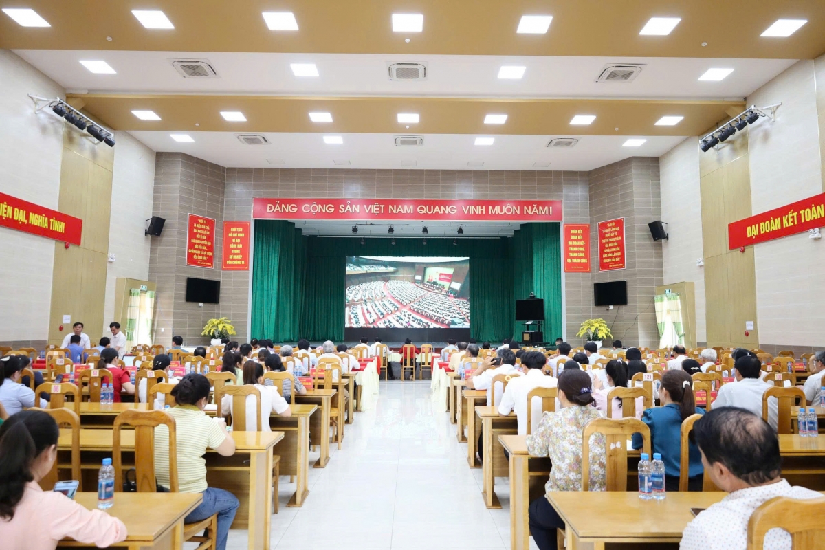 Cán bộ, đảng viên phường Tân Khánh theo dõi trực tuyến Hội nghị toàn quốc nghiên cứu, học tập, quán triệt và triển khai thực hiện Nghị quyết Đại hội XIV của Đảng