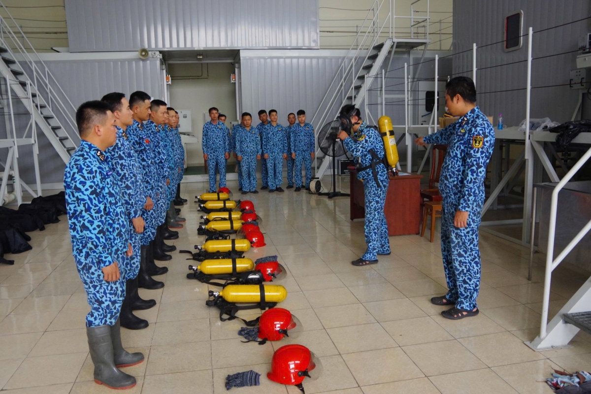 Cán bộ, thuỷ thủ tàu 186 huấn luyện đấu tranh bảo vệ sức sống tàu 