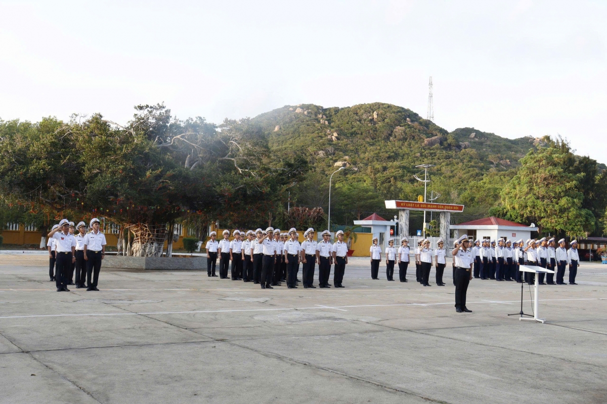 Lề chào cờ đầu tuần mới tại Trung đoàn 196 Hải quân