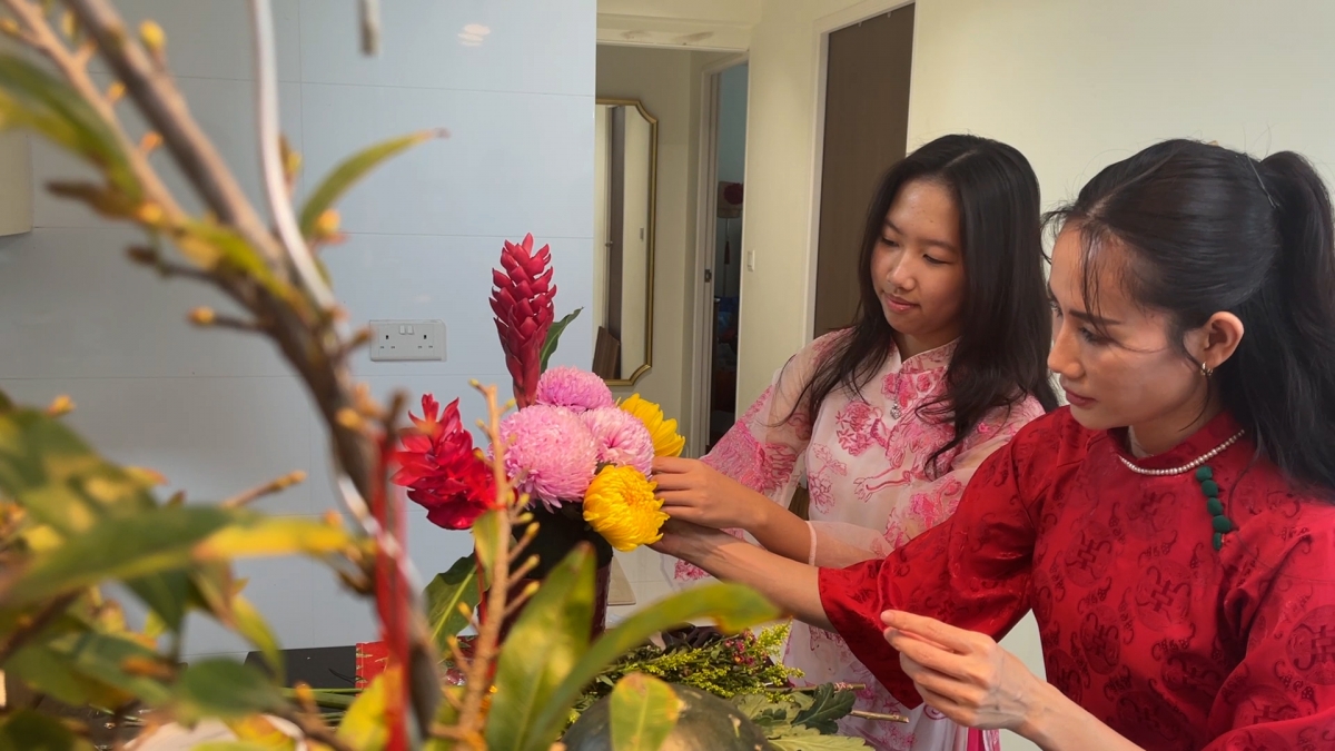 Chị Ella Yến Hương cùng con gái cắm hoa trang trí nhà ngày Tết