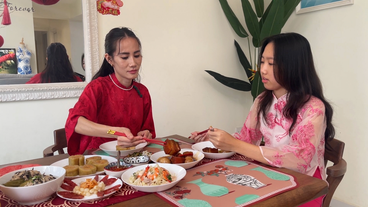 Chị Ella Yến Hương cùng con gái thưởng thức các món ăn ngày Tết Việt Nam