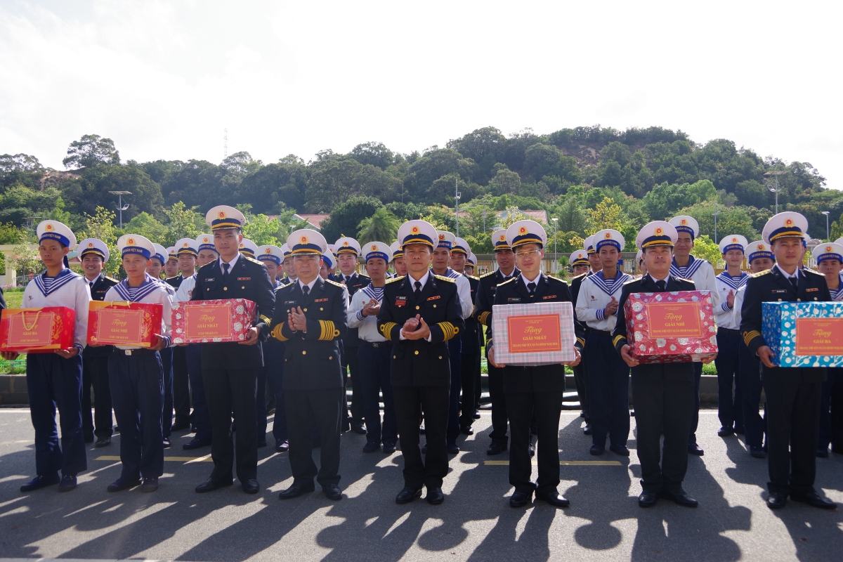 Chỉ huy Lữ đoàn trao giải kéo co và thi phòng đón xuân cho các cơ quan, đơn vị khối bờ