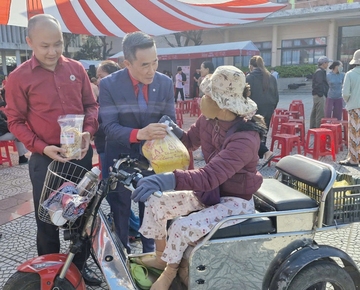 Chị Nguyễn Thị Nhung, phường Hòa Cường, TP Đà Nẵng nhận quà Tết.