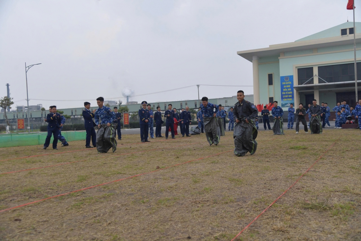 Chiến sĩ hào hứng thi nhảy bao bố