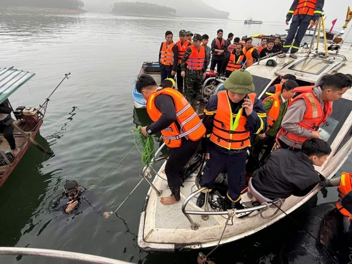 Cán bộ, chiến sĩ Lữ đoàn Đặc công nước 126 (Quân chủng Hải quân) tìm kiếm các nạn nhân mất tích trong vụ tai nạn giao thông đường thủy đặc biệt nghiêm trọng trên hồ Thác Bà, Lào Cai. Ảnh: MINH ĐỨC