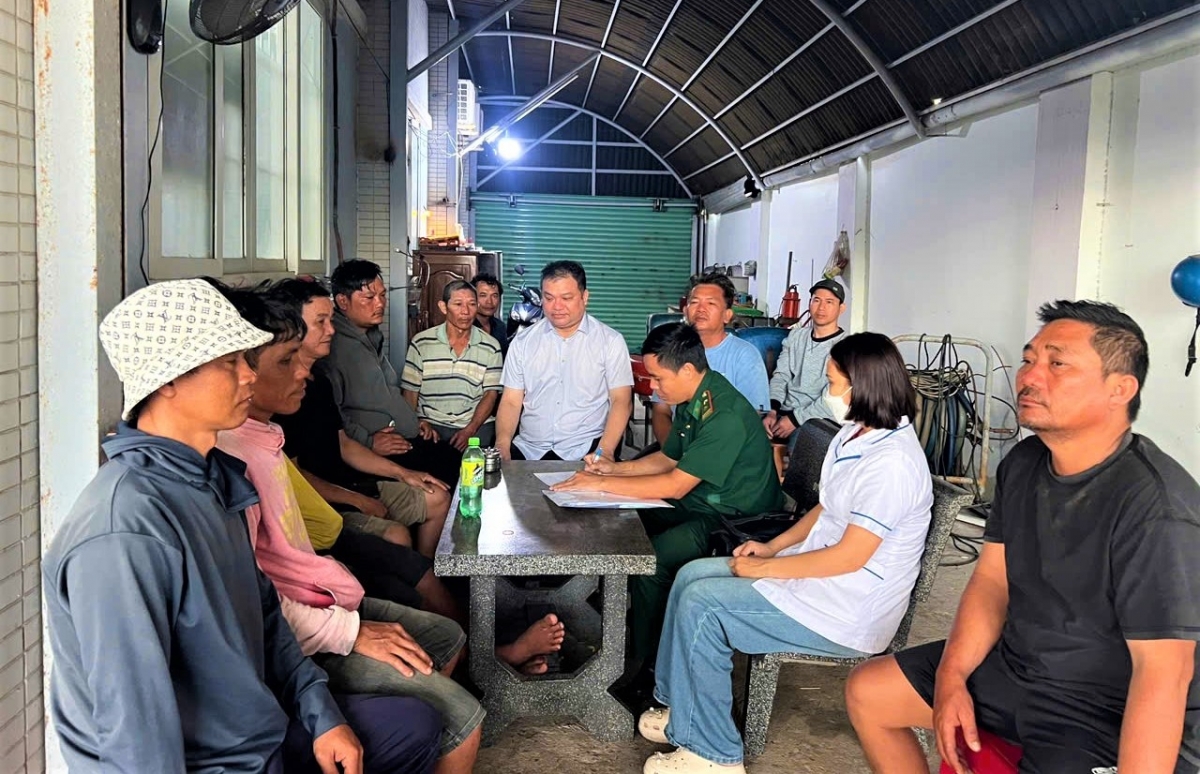 Công tác bàn giao 9 ngư dân bị nạn cho cơ quan chức năng.