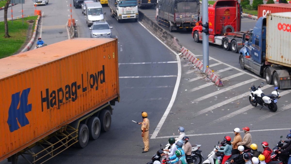 CSGT túc trực tại các giao lộ để phân luồng.