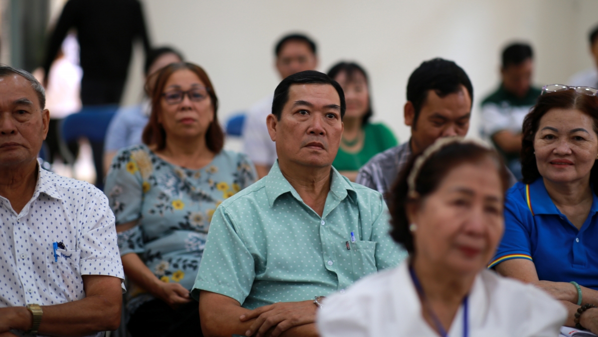 Cử tri phường Bình Qưới theo dõi hội nghị