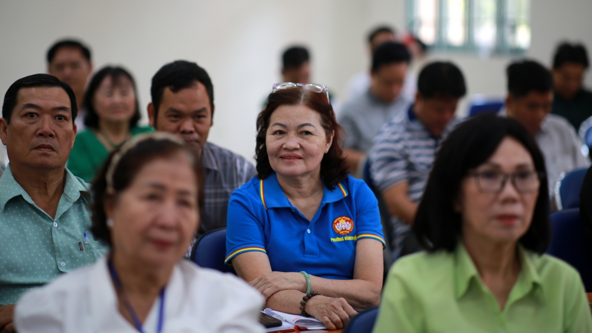 Cử tri phường Bình Qưới theo dõi hội nghị