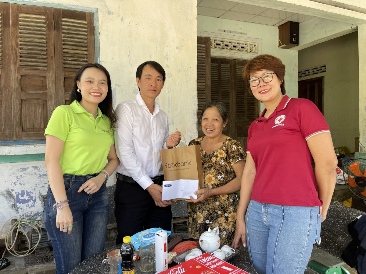 Quà tết là nhu yếu phẩm thiết yếu, sữa, tiền mặt...